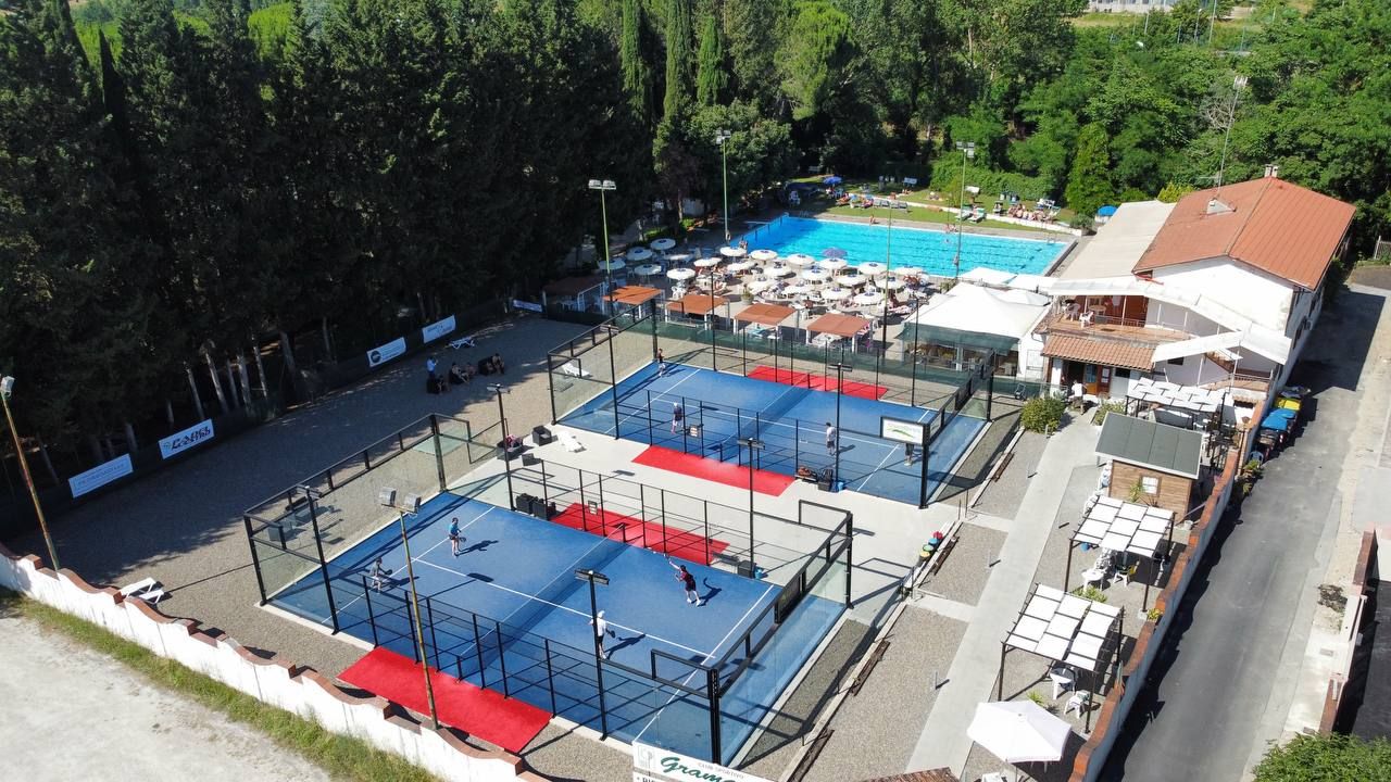 I due campi panoramici del Sambuca Padel Club, immersi nel verde