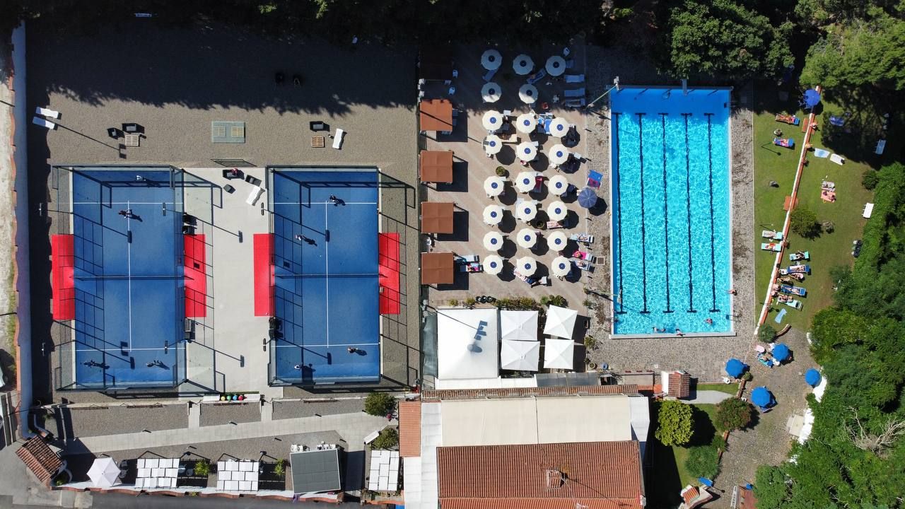 Vista dall'alto dei due campi del Sambuca Padel Club